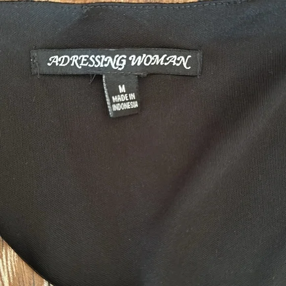 Addressing woman lined sleeveless dress. - Picture 6 of 8